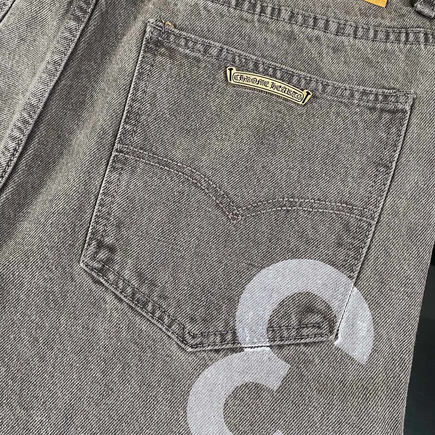 🅿️280 Chrome Hearts 24SS official website limited purple cow spray-painted graffiti patchwork leather jeans!  🛍️As an Online limited edition, it attracted a lot of attention as soon as it debuted. The black and purple cross-stitched leather design brings a cool and mysterious atmosphere, and every stitching shows a unique taste. The limited edition graffiti spray painting is casual and bold, just like wearing street art on your body, and you will never miss it when walking on the road.  Straight and loose fit, suitable for various body shapes, casual and cool online. Genderless design, both boys and girls can easily control it, easily create a super trendy feeling, and directly maximize the fashion expression!  Black and gray color 🔘, low-key but with hidden edge, perfect for versatility, whether paired with a simple white T-shirt or a personalized printed top, it can make you the focus of the street.  Size covers M-XXL (corresponding to sizes 30-36)